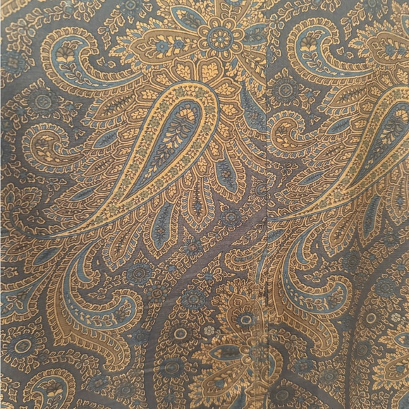 Donna Karan Vintage Paisley Blazer with Pockets. 100% silk.
Beautiful piece. 🤎 - Picture 9 of 11